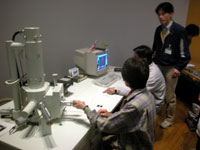 電子顕微鏡の操作を体験しました
