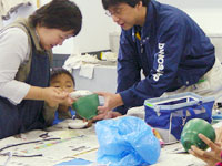 しずかに石こうを流し込みます