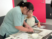 木の化石の断面を磨き、標本にします