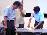 実際に頭骨を見せながらの説明をしています