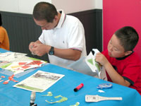 型紙から恐竜の体を切り出します。