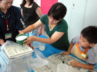 シリコン型に石膏を流し込みます