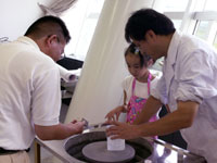 説明を受けながら加工をはじめます