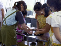 ていねいに岩石を研磨しています