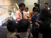 館の化石クリーニング室での説明