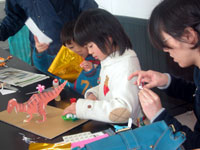 恐竜の横にお花をかざります