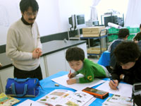 図鑑をみながら「どんな恐竜をかこうかな？」