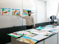 みんなの恐竜画を先生がほめてくれました