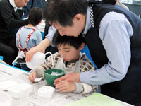 水の量に気をつけて石膏をつくります