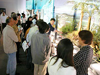 お話の標本を実際に展示室で観察します