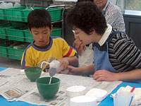 石こうを気をつけて調合します