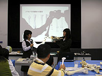 恐竜の骨のしくみをお話しています