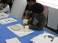 石膏で恐竜の足型をつくります