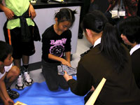 恐竜の化石にさわってみました