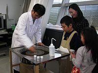 機械を使って表面を研磨していきます