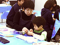 針金の骨組みに肉付けします