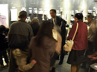 展示室で、お話のおさらいをしました