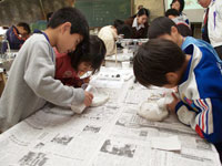 石膏で恐竜の足型をつくります。