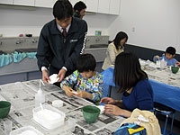 せっこうを「型」にいれ複製を作ります