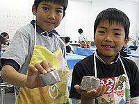 博物館自然教室「化石のペーパーウェイトをつくろう！」のイメージ