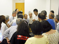 公園で発見された化石について説明