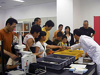 数種類の木材化石から使う化石を選ぶ