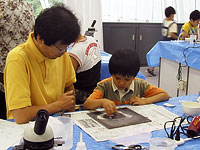 木材化石の表面を少し研磨する