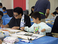 恐竜の絵にいろをぬっていきます