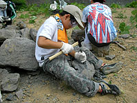 ガンバって石を割ります