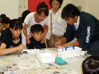 恐竜ふれあい教室「親子で化石のレプリカをつくろう！」のイメージ