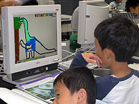 キーホルダーに使う絵をかくよ