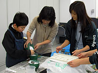 石膏を作って、型に流し込みます