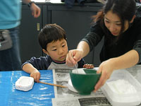 石膏を作って、型に流し込みます