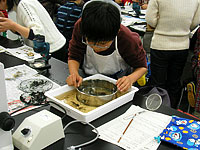 石を溶かした溶液を濾し取ります