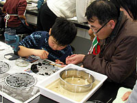 様々な化石片をより分けていきます