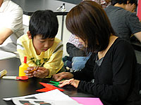 お母さんと力を合わせて折り紙を作ります