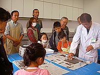 講師の説明を聞いています。