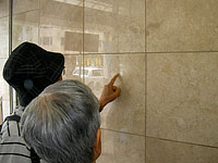 こんなビルの壁の石材に化石があります