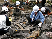 発掘作業を体験してもらいます