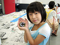 アンモナイトに好きな色をぬってもらいました