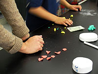 消しゴムのもとをよくねります