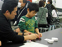 消しゴムになる粘土をよくこねます