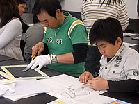 こどもはぬり絵、親は枠作りです。