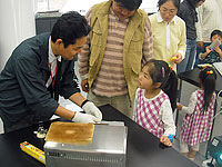 トースターでちぢめてキーホルダーにします