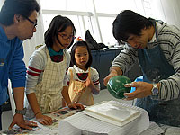 レプリカの型に石膏を流し込みます