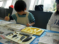 見本を参考にレプリカに彩色します