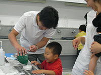 「かた」にせっこうを入れます