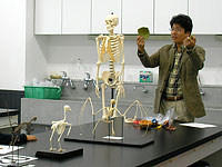 ホネは動物ごとに様々の形があることを学習します。