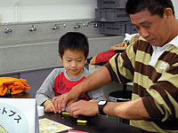 消しゴムのもとのねんどをよくこねます