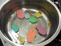 カタから取りだしてお湯でにます